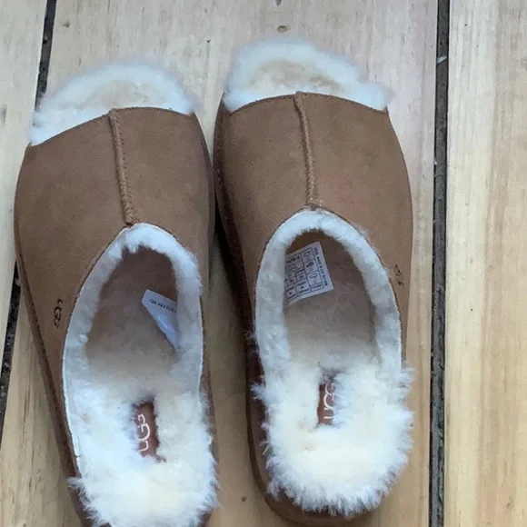 UGG Greenport Slide in Chestnut Suede - Picture 2 of 5